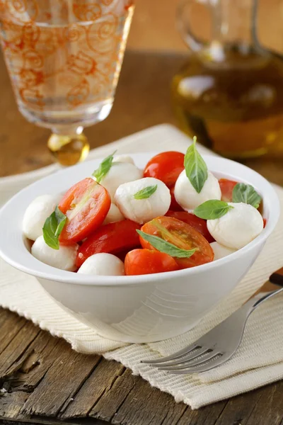 Italian Caprese salad with cherry tomatoes and baby mozzarella — Stock Photo, Image