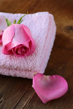 Spa concept ahşap arka plan gül yaprakları ile