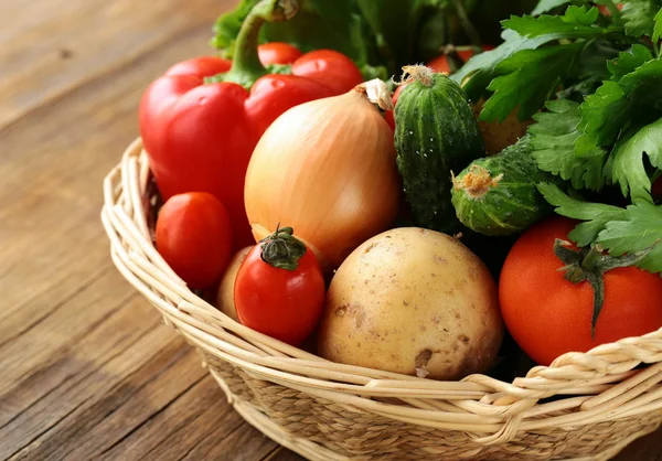 Verduras frescas e ervas misturam-se em uma cesta de vime — Fotografia de Stock