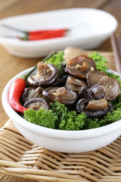 Chinese fried shiitake mushrooms in a bowl with parsley — Stock Photo, Image