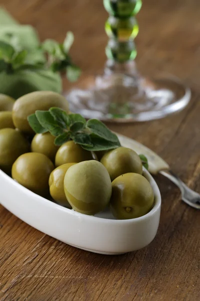 Zelené nakládané olivy s oreganem — Stock fotografie