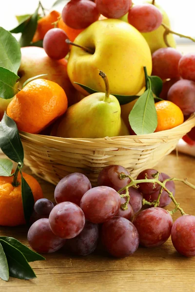 Vários frutos de outono (pêras, maçãs, tangerina e uvas ) — Fotografia de Stock