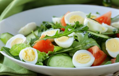bıldırcın yumurtası ve tabakta domates salatası
