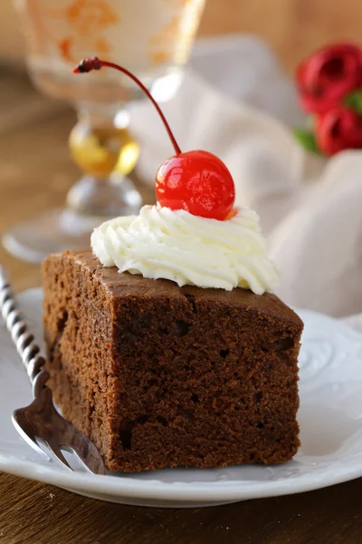 Pastel de cumpleaños de chocolate con cerezas y crema batida — Foto de Stock