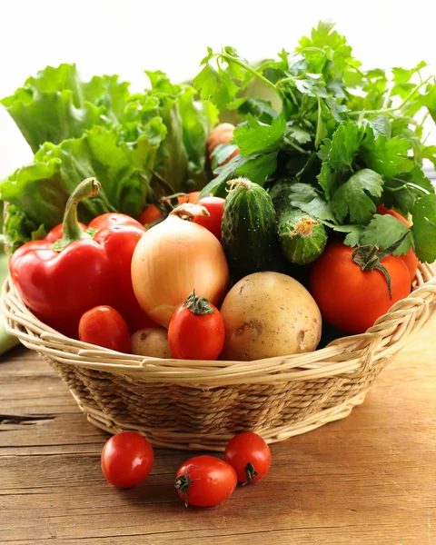 Verduras frescas e ervas misturam-se em uma cesta de vime — Fotografia de Stock