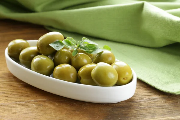 Zielone oliwki marynowane z oregano — Zdjęcie stockowe