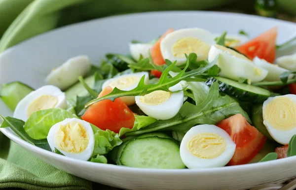 Bıldırcın yumurtası ve tabakta domates salatası — Stok fotoğraf