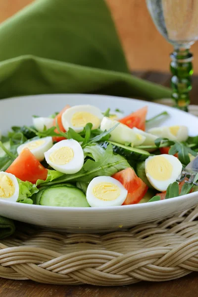 Bıldırcın yumurtası ve tabakta domates salatası — Stok fotoğraf