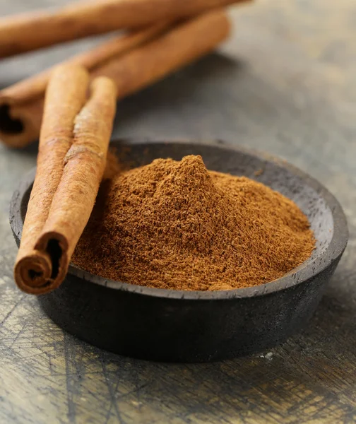 Cinnamon sticks and powder cinnamon — Stock Photo, Image