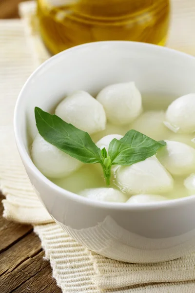 Bebé mozzarella bolas de queso en un tazón —  Fotos de Stock