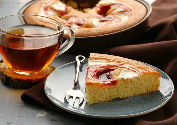 Delicious pie with caramel glaze — Stock Photo, Image
