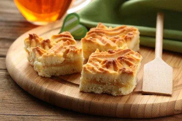 Delicious lemon pie on a wooden board — Stock Photo, Image