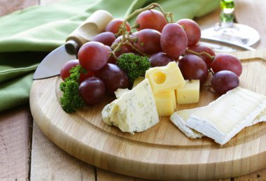 Peygamberli üç çeşit peynir ve üzüm ile