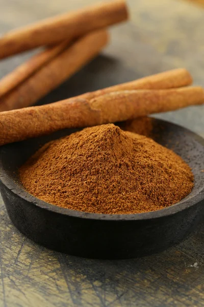 Cinnamon sticks and powder cinnamon — Stock Photo, Image