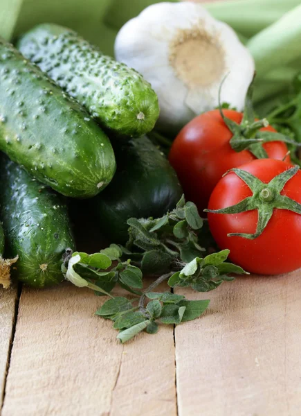 Pepino, tomate e alho de legumes frescos — Fotografia de Stock