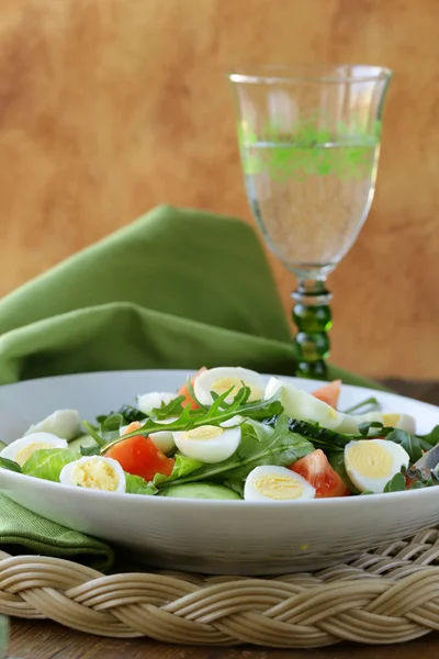 bıldırcın yumurtası ve tabakta domates salatası