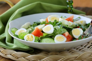 bıldırcın yumurtası ve tabakta domates salatası