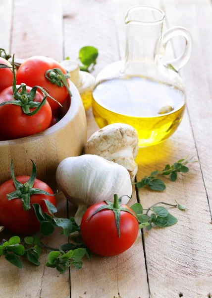 Fresh vegetables ( tomato, mushrooms, garlic) and olive oil — Stock Photo, Image