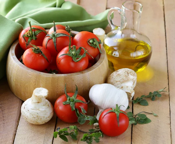 Fresh vegetables ( tomato, mushrooms, garlic) and olive oil — Stock Photo, Image