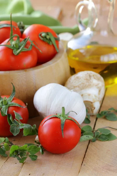 Fresh vegetables ( tomato, mushrooms, garlic) and olive oil — Stock Photo, Image
