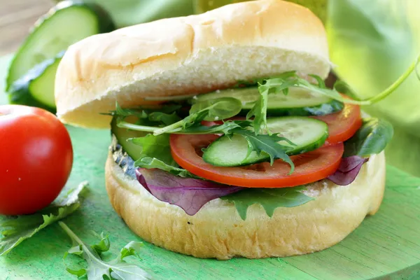 Vegetarischer Burger mit Gemüse und grünem Salat — Stockfoto