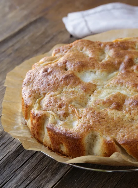 Torta de maçã caseira em uma mesa de madeira — Fotografia de Stock