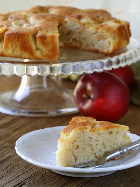 Torta de maçã caseira em uma mesa de madeira — Fotografia de Stock