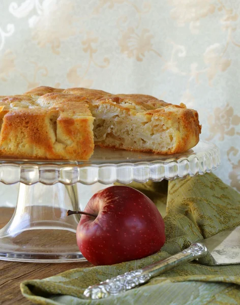 Zelfgemaakte appeltaart op een houten tafel — Stockfoto