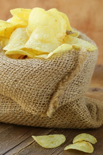 Batatas fritas orgânicas naturais em um saco de linho — Fotografia de Stock
