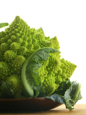 lahana romanesco ahşap plaka üzerinde bir başkanı