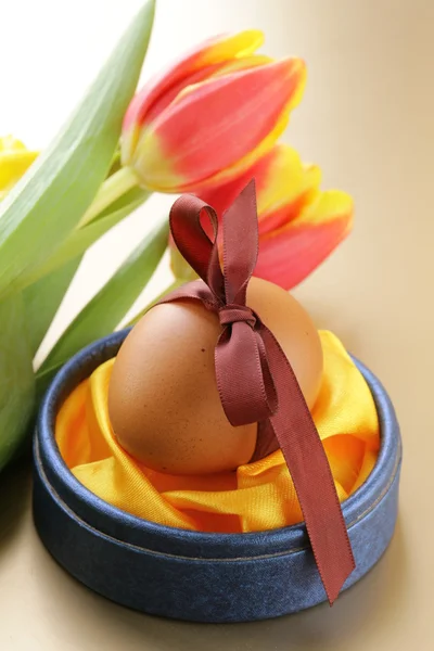 Pisanki i kwiaty tulipany wiosna - symbole Świąt Wielkanocnych — Zdjęcie stockowe