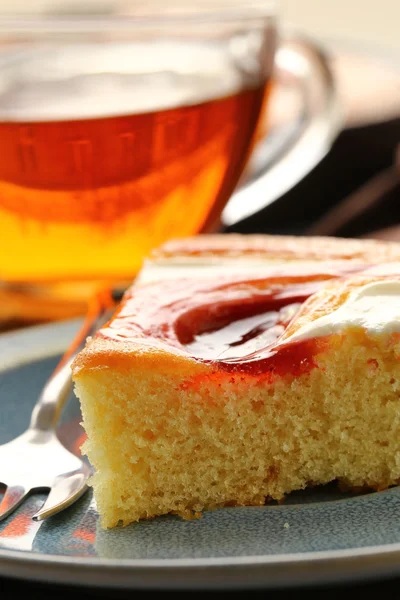 Heerlijke taart met karamel glaze — Stockfoto