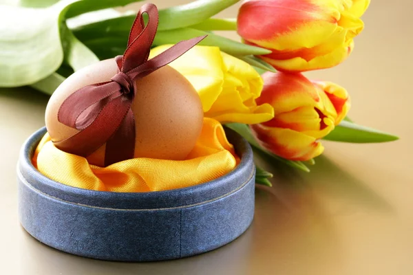 Decorated eggs and spring flowers tulips - symbols of Easter holiday — Stock Photo, Image