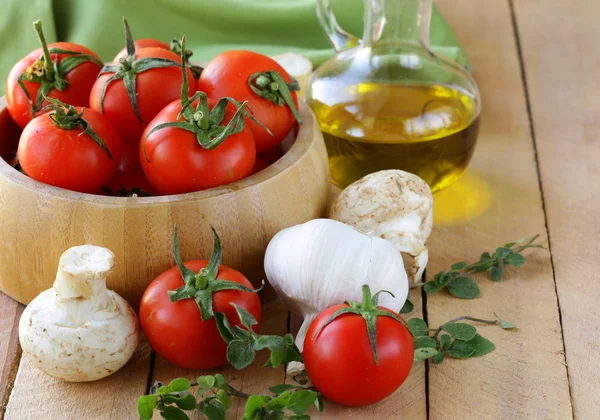 Légumes frais (tomate, champignons, ail) et huile d'olive — Photo