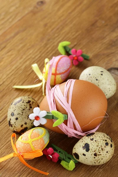 Huevos decorativos de Pascua sobre fondo de madera —  Fotos de Stock