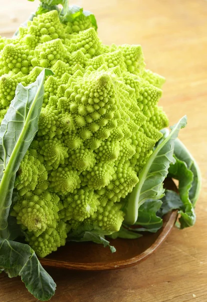 lahana romanesco ahşap plaka üzerinde bir başkanı