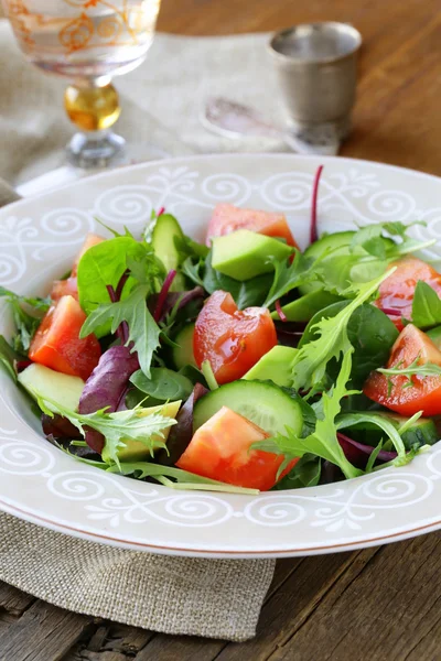 Sallad mix med avokado tomat och gurka — Stockfoto