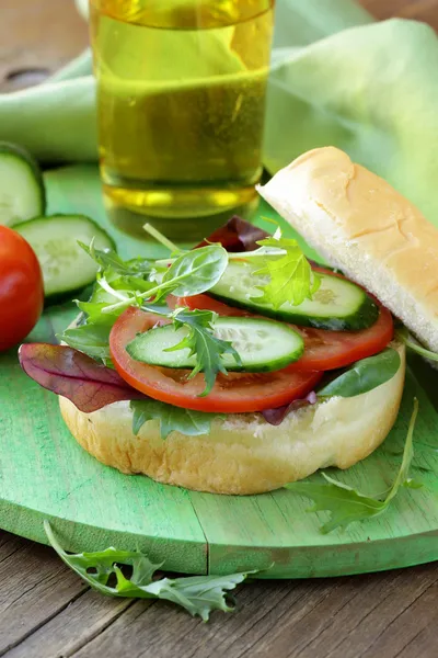 Вегетарианский бургер с овощами и зеленым салатом — стоковое фото