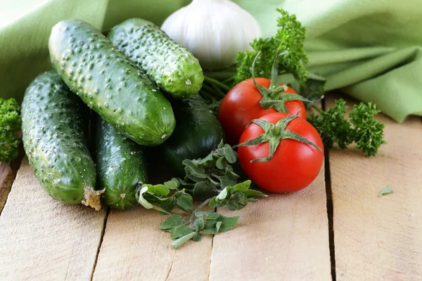 Pepino, tomate e alho de legumes frescos — Fotografia de Stock