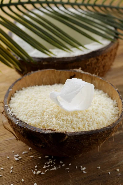 Grounded coconut flakes and fresh coconut — Stock Photo, Image