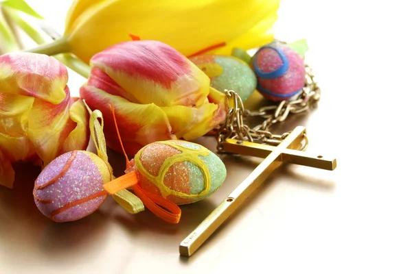 Ovos decorados e flores de primavera tulipas - símbolos de férias de Páscoa — Fotografia de Stock