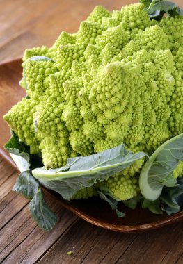 lahana romanesco ahşap plaka üzerinde bir başkanı