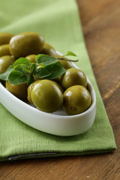 Groene gemarineerde olijven met oregano — Stockfoto