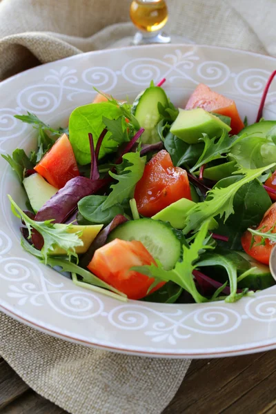 Sallad mix med avokado tomat och gurka — Stockfoto