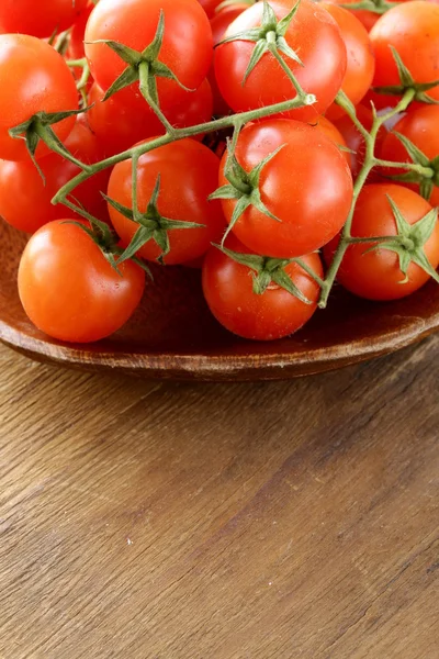 Pomodori ciliegia freschi su piatto di legno — Foto Stock