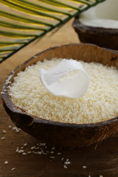 Grounded coconut flakes and fresh coconut — Stock Photo, Image