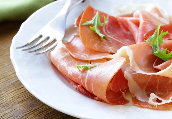 Delizioso prosciutto affettato sul piatto — Foto Stock