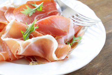 plaka üzerinde lezzetli dilimlenmiş jambon