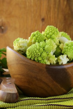 Romanesco lahana ahşap bir kapta kesmek