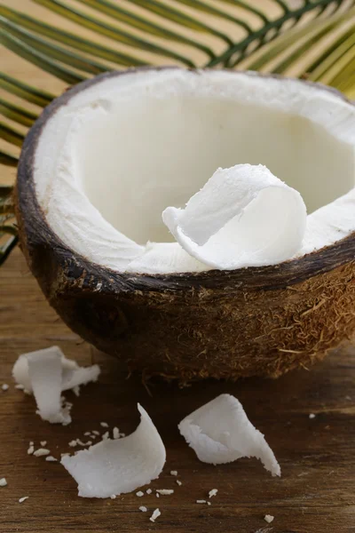 Meio coco fresco em uma mesa de madeira — Fotografia de Stock